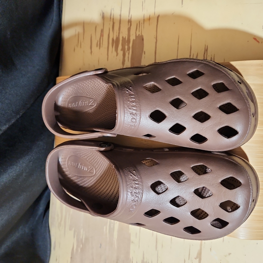 NOTHINZ Men's 13 Brown Clogs NWOT